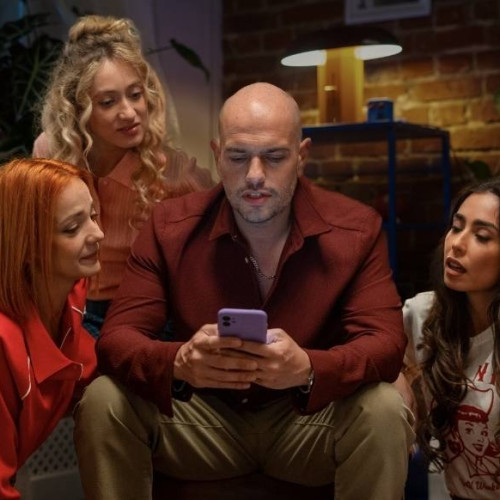 Titlul unui film românesc:“Situationship: combinații nu relații” va ajunge în cinematografele din România pe data de 16 septembrie 2025, promitea CineMagazine. Potrivit unui articol citat de damboviteanul.com, această comedie modernă exploră într-un mod ironic și sincer complexitatea relațiilor din zilele noastre, între swipe-uri, ghosting și conflicte de ideologii.