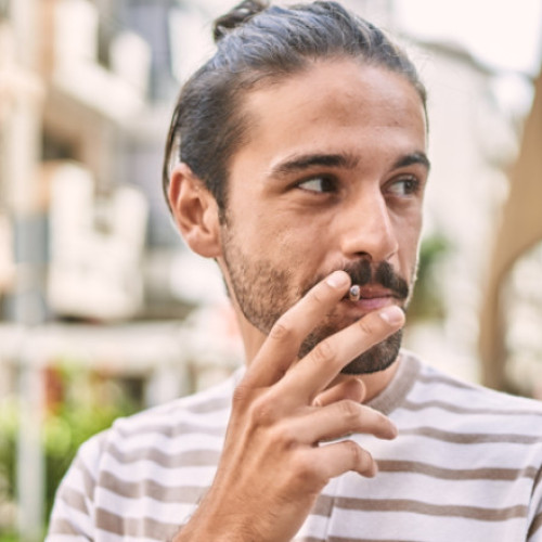 Guvernul francez interzice fumatul în locurile publice în aer liber unde pot fi prezenți copii