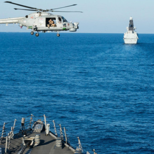 Nave și elicoptere ale Royal Navy au urmărit pentru a doua oară în această lună activitatea navelor rusești în apele maritime britanice, potrivit unui comunicat al Royal Navy, citează digi24.ro. Distrugătorul HMS Dragon a monitorizat nava rusă de informații Yuri Ivanov, care se afla în apropiere de Outer Hebrides, în largul coastei Scoției, în urma exercițiilor NATO din zonă.