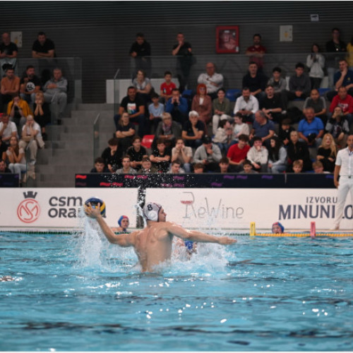 CSM Oradea se află în fața șansei de a deveni din nou campioană națională la polo pe apă, potrivit crisana.ro. Echipa bihoreană va juca în această seară, de la ora 20:00, meciul decisiv din finala Superligii Naționale la București, transmis în direct pe TVR Sport. Conform informațiilor, seria finală se joacă după sistemul cel mai bun din 5 meciuri, iar scorul momentan este 2-2, după ce fiecare echipă a câștigat câte un meci în propria bazin și a pierdut celălalt.