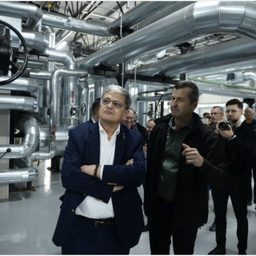 Noua stație geotermală din Oradea, inaugurată recent, reprezintă un proiect important pentru eficiența energetică în România. Evenimentul a avut loc joi, 29 mai, în prezența ministrului Investițiilor și Proiectelor Europene, Marcel Bolos, și a primarului Florin Birta. Potrivit crisana.ro, noua infrastructură a fost construită pentru a valorifica resursele locale de energie geotermală și a asigura încălzirea și apa caldă pentru cartierul Nufarul I.