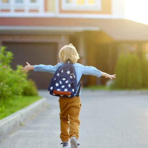 Vacanța de vară pentru elevii din România începe pe 21 iunie 2025, după încheierea ultimului modul de cursuri, potrivit structurii anului școlar 2024-2025 stabilite de Ministerul Educației. Această dată marchează sfârșitul anului școlar pentru majoritatea elevilor, cu excepția celor din clasele terminale, cum sunt clasele a VIII-a și a XII-a, care încheie cursurile mai devreme pentru a susține examenele naționale. Conform informațiilor citate de digi24.ro, vacanța de vară va dura aproximativ două luni și jumătate, fiind una dintre cele mai lungi perioade de pauză din an școlar.