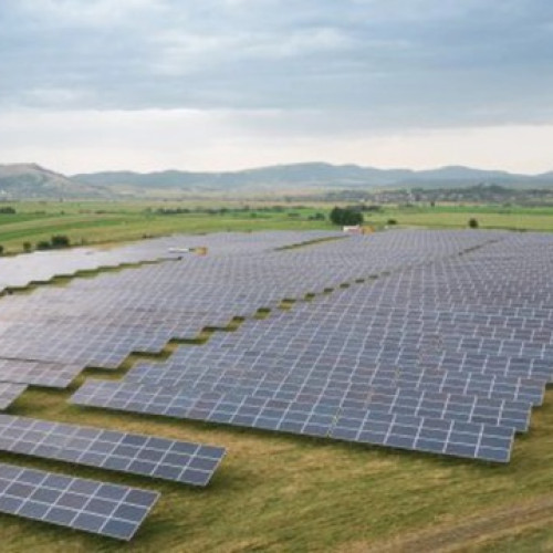 Comuna Bran va produce energie verde pentru instituțiile publice din zonă, precum școli, spitale și primării, ca urmare a unor proiecte finanțate din Fondul pentru Modernizare. Potrivit newsbv.ro, ministrul Energiei, Sebastian Burduja, a semnat recent noi contracte de finanțare cu 53 de entități publice din întreaga țară, inclusiv cu comuna Bran, pentru dezvoltarea unor capacități de producere a energiei electrice din surse regenerabile, în valoare totală de peste 117 milioane de lei.