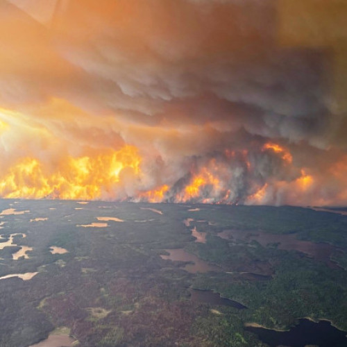 Incendiile de vegetație din Canada afectează grav vestul și centrul țării, forțând mii de oameni să plece din case, potrivit digi24.ro. Se confirmă temerile legate de un sezon extrem de grav al incendiilor, iar autoritățile avertizează că situația se poate înrăutăți dacă nu plouă. Premierii din Manitoba și Saskatchewan au declarat stare de urgență, iar mare parte din Canada, de la Teritoriile de Nord-Vest și Alberta până în Quebec, se află în pragul unui nivel &quot;extrem&quot; de risc, cel mai ridicat nivel al riscului de incendii al Agenției de Mediu din țară, notează sursa menționată.