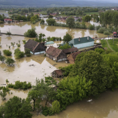 Situația inundatiilor din România, în atenția ministrului Mediului. Ministroi Mircea Fechet, citează digi24.ro, a prezentat ultimele evoluții privind situația provocată de ploile abundente din ultimele zile. Deși vremea începe să se îmbunătățească, autoritățile păstrează avertizări hidrologice, pentru a preveni pagube suplimentare.