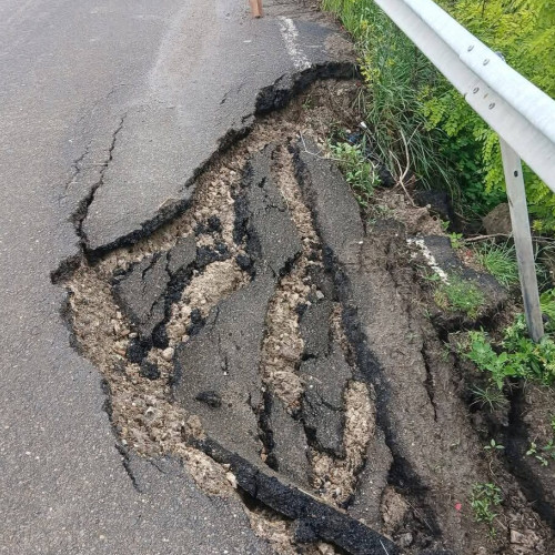 Drumul național 24C din județul Botoșani s-a surpat din cauza ploilor recente