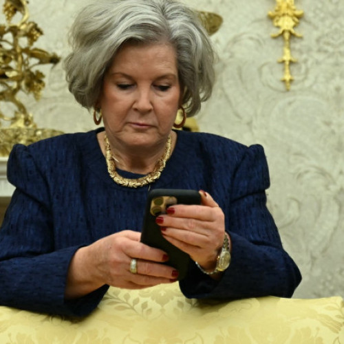 FBI a deschis o anchetă privind tentativa de acces ilegal la telefonul Susie Wiles, șefa personalului Casei Albe și aliată apropiată a lui Donald Trump, potrivit digi24.ro. Conform BBC, incidentul implică una sau mai multe persoane care au încercat să se dea drept Wiles pentru a contacta oficiali de rang înalt din SUA.