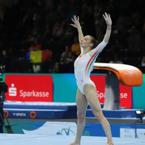 Ana Bărbosu, candidata pentru finala de la paralele la Campionatul European de la Leipzig, va concura astăzi, conform informațiilor citate de damboviteanul.com. Sportiva a ajuns în finală după retragerea gimnastei germane Helen Kevric, iar acum își dorește să demonstreze că merită să fie printre cele mai bune gimnaste din Europa la acest aparat.