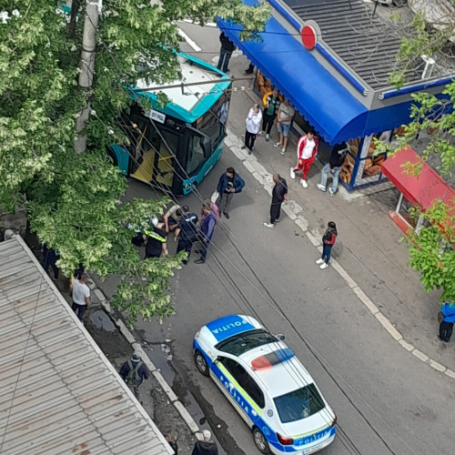 accident la Micro 19: o persoană rănită după ce a fost lovită de troleibuz