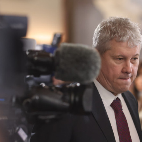 Potrivit digi24.ro, Cătălin Predoiu, premierul interimar al României, a declarat vineri, într-un interviu, că este esențial ca țara noastră să aibă cât mai repede un guvern funcțional, care să poată implementa măsuri rapide pentru reducerea deficitului bugetar. Predoiu a explicat că această urgentizare este crucială pentru a lua măsuri privind recuperarea fondurilor europene și pentru atingerea obiectivelor stabilite în cadrul semestrului european. El a menționat că, în această perioadă, trebuie luate măsuri de reformă în zona fiscal-bugetară pentru a reda încrederea piețelor financiare, care trebuie să știe că România este pe drumul cel corect.