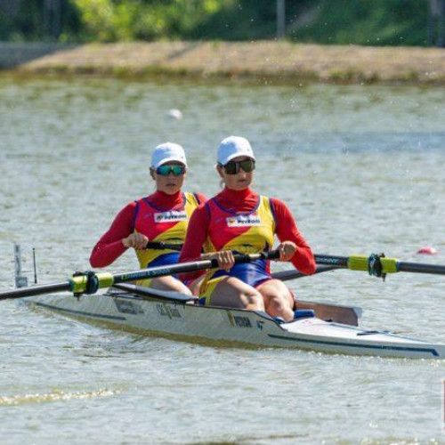 Numai zece echipaje românești s-au calificat până acum în finalele Campionatului European de Canotaj de la Plovdiv, notează monitorulbt.ro. Printre cei care vor reprezenta țara noastră în Bulgariei se numără și sportivii din Botoșani, precum Simona Radis, Iulia Balauca și Mugurel Semciuc, toți proveniți de la Clubul Sportiv Botoșani.
