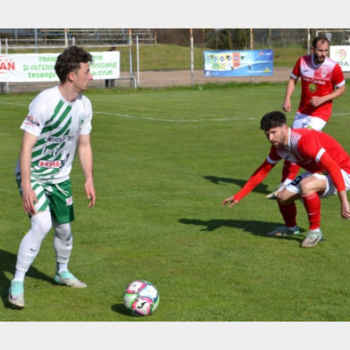 Penultima etapă din Liga a IV-a aduce meciuri interesante la ambii poli ai clasamentului, potrivit crisana.ro. Liderul CS Bihorul Beiuș poate câștiga matematic campionatul dacă învinge pe teren propriu Victoria Avram Iancu. În același timp, trei echipe din subsol încearcă să evite retrogradarea, după ce CS Diosig a retrogradat din Liga a III-a.