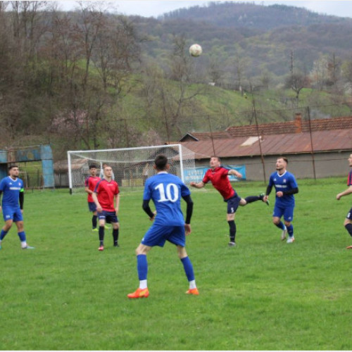 Unirea Roșia și AS Cefa luptă pentru a urca pe podium, duminică, într-un meci direct, potrivit informațiilor publicate pe site-ul crisana.ro. Deși problema câștigătoarei și a locurilor promovabile a fost rezolvată de mult timp de Zorile Buntești și CSC Nojorid Livada, această confruntare ar putea clarifica situația celeilalte poziții de pe podium.