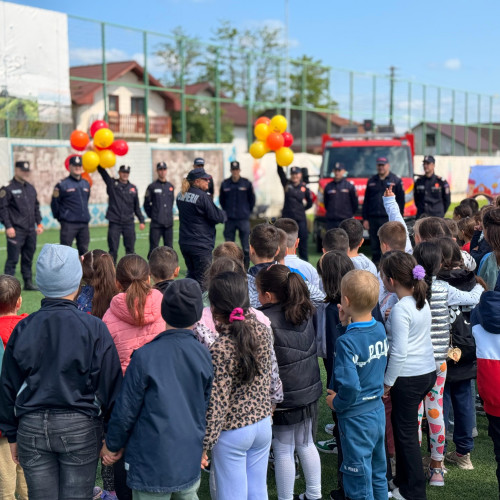 Eveniment dedicat Zilei Internaționale a Copilului organizat de pompierii botoșăneni la Săveni