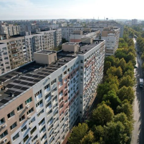 Primăria Capitalei intenționează să acorde sprijin financiar lunar pentru plata chiriei familiilor evacuate din imobile care urmează să fie consolidate, conform unui proiect de hotărâre ce urmează să fie dezbătut în ședința de miercuri a Consiliului General. Potrivit newsbucuresti.ro, această inițiativă vizează ajutoare care variază în funcție de numărul de persoane din familie și de tipul locuinței închiriate.