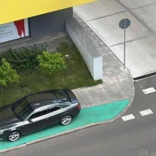 Mașină parcată ilegal pe banda verde, deranj în trafic în Cluj