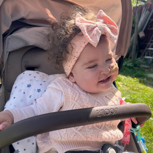 O familie din Sibiu reușește să strângă suma necesară pentru operarea fetitei lor în Statele Unite, după o campanie națională de susținere