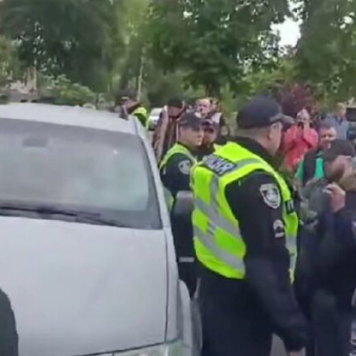 Masiv act de rezistență împotriva recrutării militare în Ucraina: aproximativ 100 de persoane blochează un vehicul al armatei în Kamianet-Podilskii