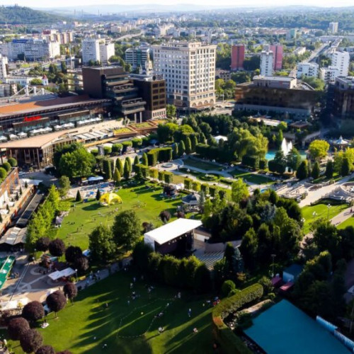 Palas Iași se pregătește pentru o nouă etapă de transformare, iar renumita grădină a complexului face parte din acest plan amplu, potrivit ziaruldeiasi.ro. Se vor amenaja zone interactive pentru copii, cascade în aer liber și noi trasee de promenadă, în timp ce parcul actual continuă să fie o atracție pentru vizitatori.