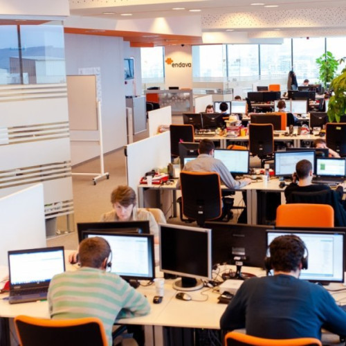 Endava România, subsidiara a companiei de software din Marea Britanie, a raportat pentru 2024 o cifră de afaceri de 1,26 miliarde de lei, potrivit profit.ro. Aceasta reprezintă o scădere de 6,4% față de anul precedent. Profitul net a coborât cu 27,7%, de la 184,69 milioane de lei la 133,6 milioane de lei, iar datoriile au crescut cu 5,7%, atingând 156,7 milioane de lei. Creanțele companiei aproape s-au dublat, de la 294,3 milioane de lei la 509 milioane de lei.