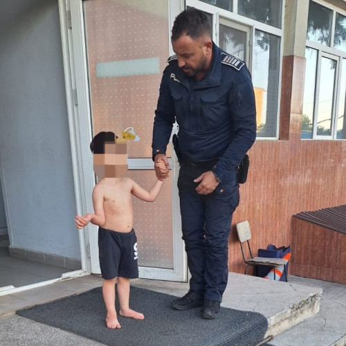 Copil de 4 ani găsit de polițiști pe stradă după ce ar fi căzut de la etajul 1