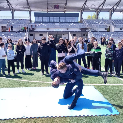 Copii din Săveni au fost încântați de activitățile jandarmilor de Ziua Internațională a Copilului