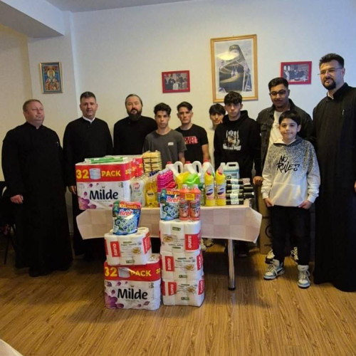 Preotii din Târgoviște au oferit cadouri pentru centrele sociale, cu ocazia hramului Catedralei din oraș și aproape de Ziua Internațională a Copilului. Potrivit informațiilor citate de damboviteanul.com, aceștia au donat produse igienico-sanitare și de curățenie în valoare de 2000 lei pentru cei șase copii aflați în cadrul apartamentului de tip familial „Sf. Ierarh Nicolae” din Târgoviște.