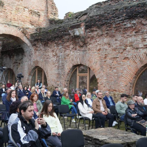 evenimentul tradițional „zilele județului dambovita” începe astăzi și va dura până pe 4 iunie, potrivit damboviteanul.com. Organizat de Consiliul Județean Dambovița, acesta ajuns la ediția a IV-a și aduce timp de șase zile o serie de activități pentru localnici, precum concerte, spectacole medievale, competiții și târguri tradiționale, într-o atmosferă plină de energie și voie bună.