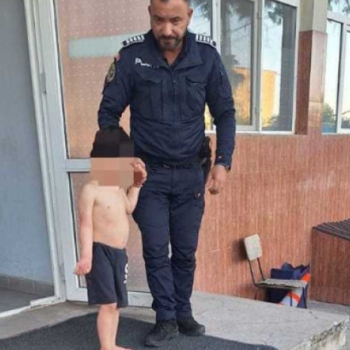 Copil de 4 ani, găsit aproape dezbrăcat pe stradă de polițiști în Botoșani