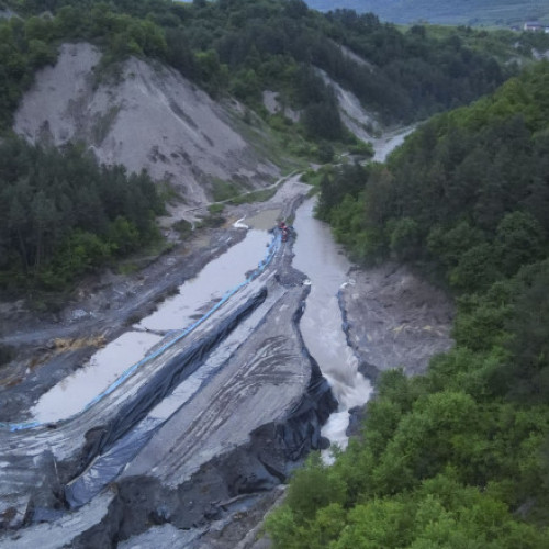 Guvernul alocă aproape 300 de milioane de lei pentru salvarea Salinei Praid, potrivit digi24.ro. Ministrul Economiei, Bogdan Ivan, declară că planul este să se realizeze lucrări de impermeabilizare a paraului Corund, care s-a infiltrat în salină, precum și construirea unui lac în amonte față de exploatarea minieră. Potrivit afirmațiilor sale, se intenționează să se extragă apa din cele mai noi trei galerii, urmând ca, în etapele următoare, să se asigure stabilitatea și prelucrarea celor patru nivele inferioare.