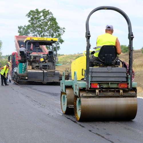 Primăria comunei Răușeni, din județul Botoșani, va investi peste 4,6 milioane de lei în modernizarea drumurilor locale, notează botoșaninews.ro. Potrivit informațiilor, licitația pentru asfaltarea a 11 tronsoane de drumuri satesti a fost recent lansată.