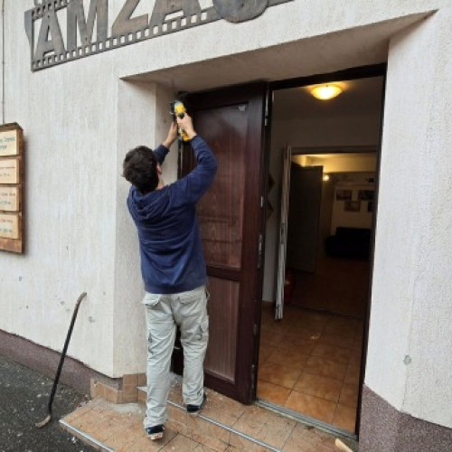 Primăria Râșnov a început lucrări de modernizare la Cinematograful Amza Pellea, primescînd aprecieri pentru investiția făcută. Vineri, au fost înlocuite ușile de acces cu unele speciale din aluminiu, dotate cu sistem antipanică, pentru a asigura siguranța și confortul publicului. Potrivit primăriei, este prima dată după mulți ani când se investește în renovarea clădirii.