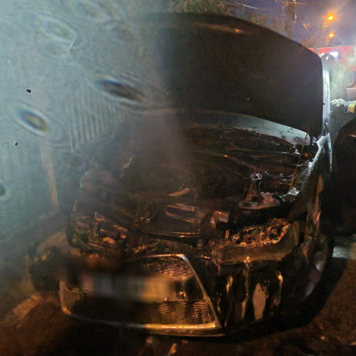 Masină din Botoșani, cuprinsă de flăcări într-o gospodărie