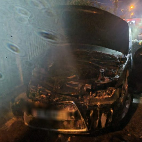 Mașină incendiată într-o gospodărie din Botoșani