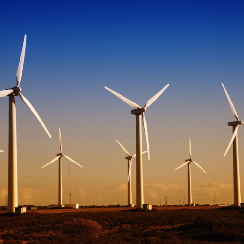 Prețurile la electricitate în Germania au scăzut semnificativ, în urma revenirii vântului, informează Bloomberg, citat de Agerpres. Potrivit sursei, această reducere a prețurilor se datorează unei perioade cu mult vânt în luna mai, care a restabilit producția de energie eoliană după o iarnă cu condiții calme. Activitatea crescută a parcurilor eoliene a dus la prețuri negative pentru electricitate, anulând profitul investitorilor și determinând închiderea centralelor pe combustibili fosili.