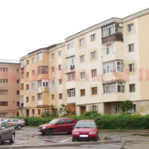 Prețurile la chirii în orașele mari din România, precum Cluj-Napoca, devin din ce în ce mai greu de suportat, atenționează stiridecluj.ro. În 2025, un apartament cu două camere în Cluj poate ajunge să coste între 400 și 500 de euro pe lună, ceea ce reprezintă o sumă mare pentru mulți.