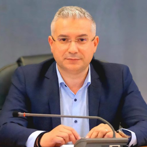 Consiliul Local Brașov a decis recent ca viceprimarul Lucian Pătrașcu să preia atribuțiile primarului în situațiile în care acesta nu poate exercita mandatul. Potrivit notează newsbv.ro, această hotărâre respectă prevederile Codului administrativ al României, care reglementează clar modul de înlocuire temporară a primarului. În cazul în care funcția de primar devine vacantă sau acesta este suspendat, sau nu poate administra orașul din alte motive, atribuțiile sunt preluate automat de către viceprimar sau de unul dintre viceprimari desemnați de consiliul local, conform Articolului 163.