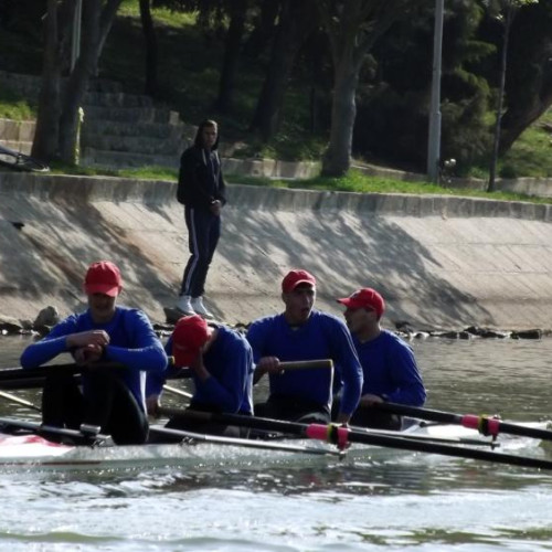 Echipajul masculin de patru rame câștigă medalia de aur la canotaj, potrivit stiridecluj.ro. În ultima finală a zilei de sâmbătă, formația formată din Stefan Berariu, Sergiu Bejan, Andrei Mandrila și Ciprian Tudosa a avut o cursă impresionantă și a obținut primul loc, aducând României a treia medalie de aur în competiție.