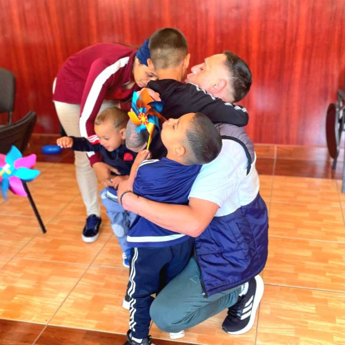 Moment emoționant la Penitenciarul Botoșani: copii și părinți împletesc îmbrățișări pline de dragoste