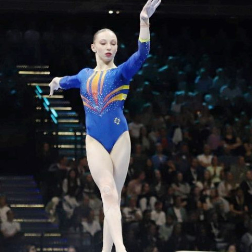 Ana Barbosu, gimnasta română, continuă să impresioneze la Campionatul European de la Leipzig, potrivit jurnaldevrancea.ro. Ea a câștigat medalia de argint în finala de la sol, cu o notă de 13.600, consolidându-și astfel statutul de lider al generației sale. Este a treia medalie pentru sportiva noastră la această ediție, după ce a obținut medalii de bronz la individual compus și la paralele.