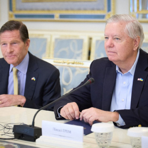 Senatul SUA va începe, potrivit unor declarații ale senatorului Republican Lindsey Graham, demersurile pentru adoptarea unui nou proiect de lege săptămâna viitoare, care prevede sancțiuni drastice împotriva Rusiei. Acest proiect propune impunerea unor tarife de 500% asupra importurilor de petrol, gaz, uraniu și alte produse din Rusia, notează digi24.ro.