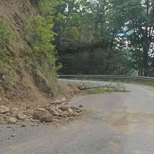 Porțiuni cu surpări de versant pe DJ 106E Sugag-Jina, în zona Dobra