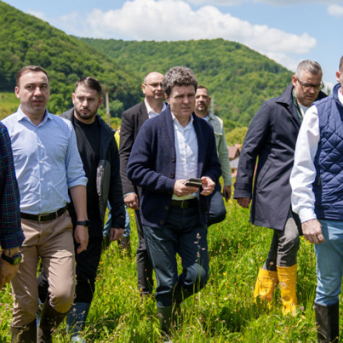 Nicusor Dan: &quot;Statul roman este disfuncțional, de aceea nu s-au făcut suficiente măsuri pentru prevenirea inundațiilor&quot;
Întrebat sâmbătă la Bacel, în județul Covasna, de ce nu s-au luat măsuri preventive pentru a evita inundațiile, președintele Nicusor Dan a răspuns că problema se datorează unui stat român &quot;disfuncțional&quot;, potrivit news.ro. În timpul vizitei, el a afirmat că pentru a remedia această situație, este nevoie ca statul să fie făcut funcțional, iar în zonele afectate, soluția cel mai des menționată de primari este consolidarea și supraînălțarea digurilor.