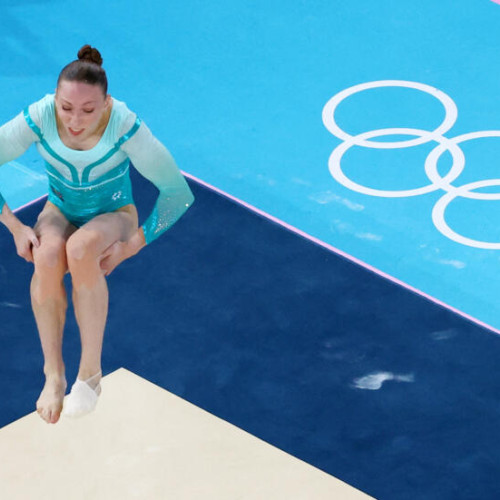 Ana Barbosu a câștigat a patra medalie la Campionatul European de la Leipzig, potrivit ziarulddeiasi.ro. Gimnasta a cucerit medalia de aur la finala de la sol, adjudecându-și toate cele patru medalii pentru România: aur la sol, argint la barna, bronz la individual-compus și paralele. Ea a intrat în finala de la sol calificată pe locul doi cu o notă de 13.600 și a obținut nota de 13.833, care i-a adus medalia de aur, fiind notată pentru exercițiul său cu 13.833.