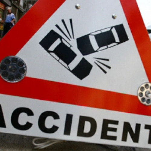 Trei persoane rănite într-un accident între mașină și căruță în Maramureș