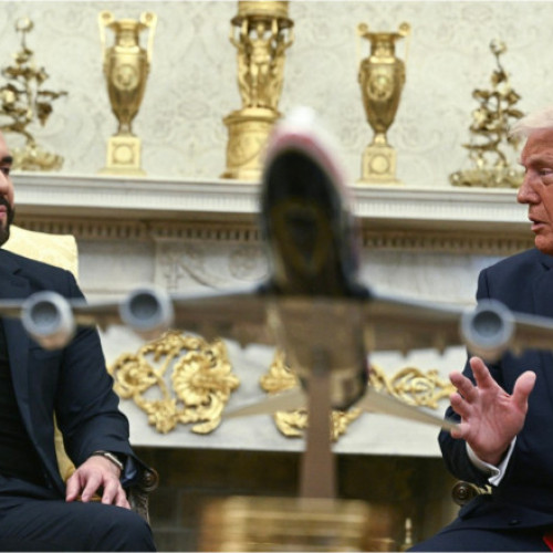 Bukele, președintele El Salvadorului, devine tot mai autocrat, potrivit digi24.ro. Liderul are toate instrumentele necesare pentru a rămâne la putere pe termen nelimitat, inclusiv recursuri la represiune și încălcarea legii. Se notează că, deși a trimis în închisoare 85.000 de suspecți de legături cu bandele de infractori, situația criminalității s-a redus considerabil, dar acuzațiile de înțelegeri cu gangsterii continuă să fie ridicate.