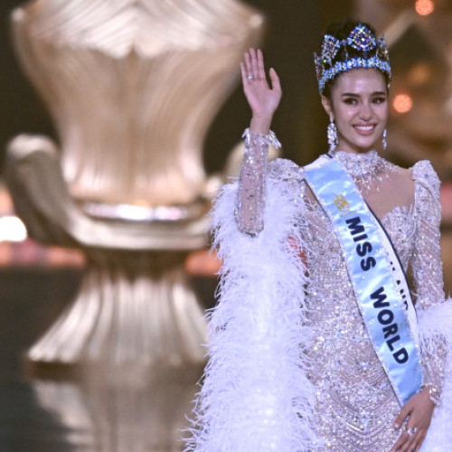 Opal Suchata Chuangsri, noua Miss World 2025, a fost încoronată sâmbătă în India, în cadrul unui concurs internațional desfășurat la Hyderabad, în sudul țării. Potrivit digi24.ro, tânăra din Thailanda s-a clasat în fruntea unui grup de 108 participante, iar pe locurile următoare s-au situat Hasset Dereje Admassu din Etiopia și Miss Polonia.