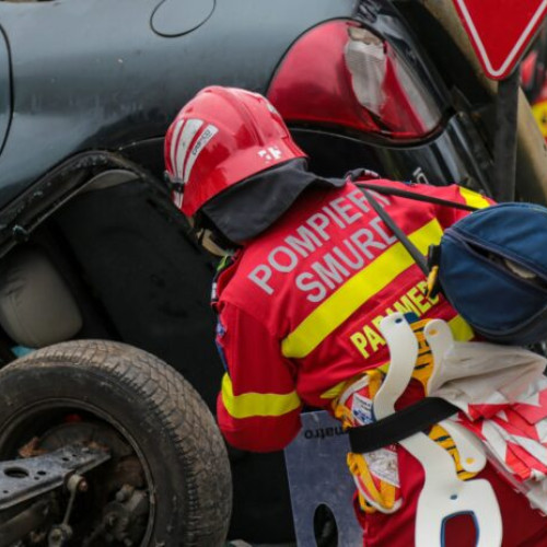 Accident rutier în București: un șofer de 27 de ani a ajuns la spital