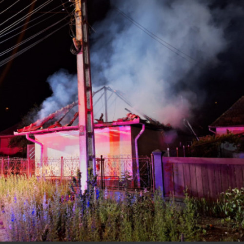 Incendiu în Turda: anexa gospodărească cuprinsă de flăcări, două persoane evaluate