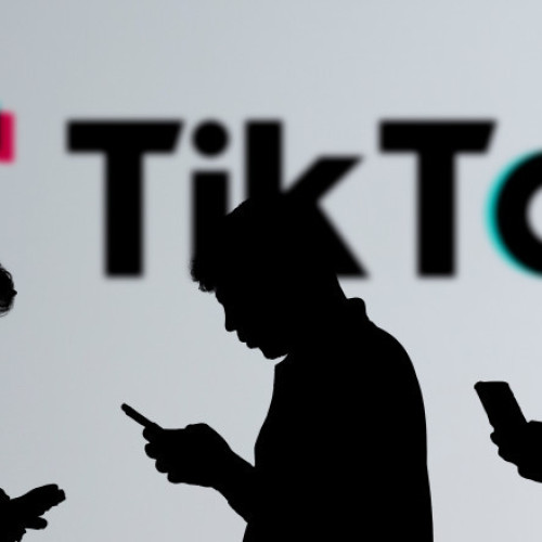 Mai mult de jumătate dintre videoclipurile populare despre sănătatea mintală de pe TikTok conțin informații eronate, potrivit unei investigații realizate de publicația The Guardian, citată de News.ro. Cercetările au arătat că oamenii se bazează tot mai mult pe rețelele sociale pentru a primi sfaturi despre sănătatea mentală, însă unele influenceri distribuie informații false, folosind limbaj terapeutic greșit și promovând soluții rapide sau afirmând lucruri nefondate.